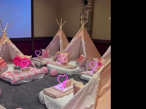 Preppy Sleepover Party, Sleepover Slumber Party Ideas, Aesthetic Sleepover Ideas, Sleepover Party Themes, Teepee Birthday Party, Sleepover Preppy, Aesthetic Sleepover, Teepee Sleepover Party, Preppy Sleepover