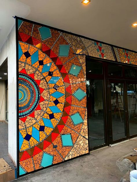 Mosaic On Wall, Vitromosaico Ideas, Mosaic Mandala, Mosaic Art Diy, Mosaic Pots, Mosaic Flower Pots, Mosaic Garden Art, Glass Painting Designs, Mosaic Art Projects