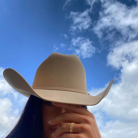 Rancho Aesthetic, Oatmeal Aesthetic, Mode Country, Foto Cowgirl, Cute Cowgirl Outfits, Hat Aesthetic, Latina Fashion Outfits, Looks Country, Chapeau Cowboy