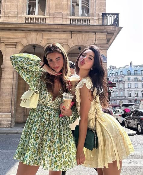 Foto Poses, Paris Outfits, Friend Poses, Friend Photoshoot, European Summer, Photo Instagram, Trending Dresses, Spring Summer Outfits, Travel Outfit