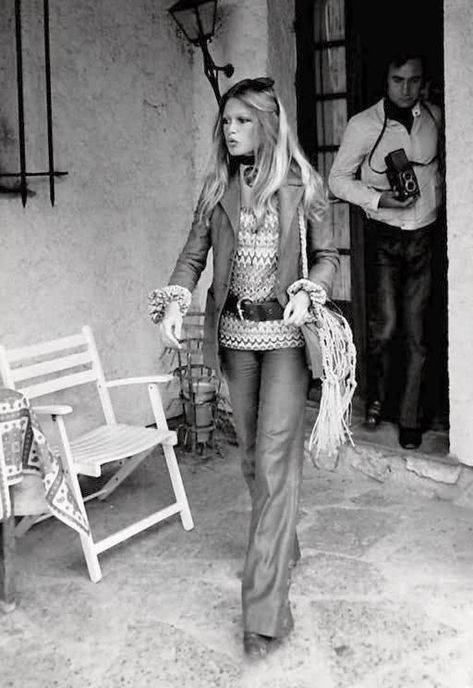 Bridgette Bardot, Bridget Bardot, Bardot Style, 60s 70s Fashion, Walking Down The Street, 70s Outfits, French Girl Style, I'm With The Band, Jane Birkin