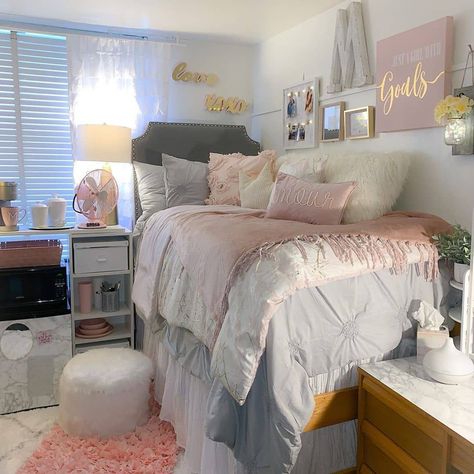 Behind Toilet, Organization Dorm, Pink Dorm Room Decor, Luxury Dorm Room, Dorm Room Themes, Pretty Dorm Room, Dorm Room Decor Ideas, College Bedroom Decor, Pink Dorm Rooms