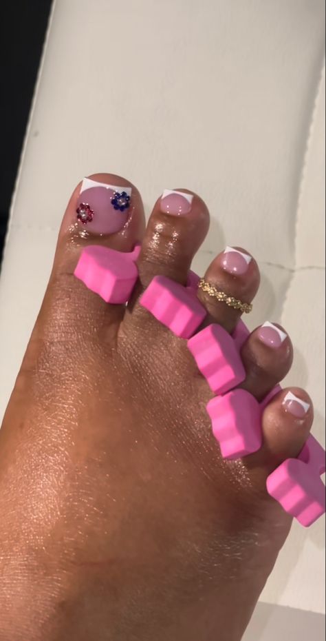 Cute French Pedicure, Girly Pedicure, Y2k Pedicure, Cute Pedicure Ideas, Kawaii Pedicure Ideas, 2000s Pedicure, Toe Art Designs, Cute Pedicures, Pretty Pedicures