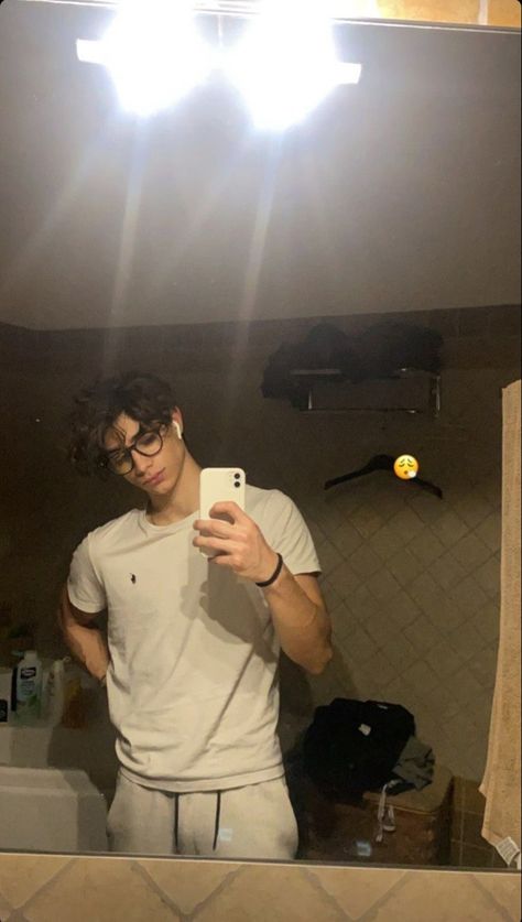 Guys Smiling Cute, Aesthetic Mirror Selfie Men, Argentinian Men, Boys With Glasses, Nerdy Men, Mirror Selfie Men, French Guys, Nerdy Guys, Dream Boyfriend