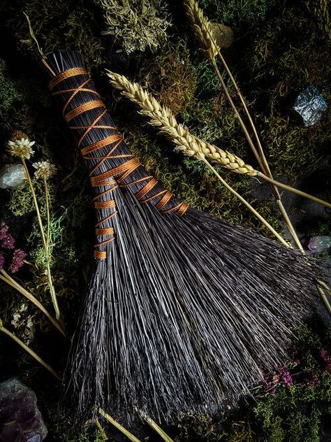 Broom Making Diy, Besom Broom Diy, Diy Broomstick Witch Broom, Witch Broom Diy, Diy Witch Broom, Diy Broom, Broom Making, Witch Brooms, Wedding Broom