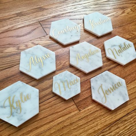 These DIY personalized marble coasters are super easy to make and can triple as place card holders and favors too if being used at an event. Diy Coasters Tile, Coasters Diy, How To Make Glitter, Marble Games, Cricut Wedding, Diy Marble, Marble Coasters, Diy Coasters, Wedding Name