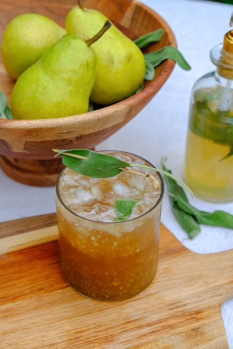 Bourbon Pear Cider Cocktail - The Southern Millennial Cozy Fall Drinks, Cider Cocktail Recipes, Bourbon Cider, Seasonal Cocktails, Cider Cocktail, Pear Cocktails, Recipes Southern, Breakfast Cocktails, Pear Cider