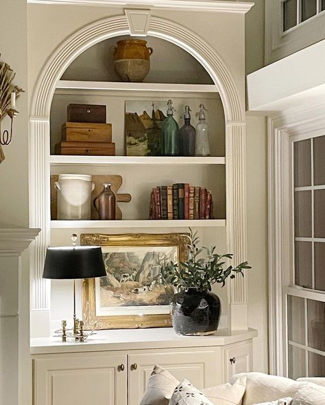 Bookshelves Decor, Bookcase Styling, Bookcase Decor, French Walls, Bookshelf Styling, Southern Homes, French Country House, Front Room, Home N Decor