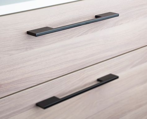 black anodised drawer handle  Black handles Modern Kitchen Door Handles, Modern Kitchen Door, Black Kitchen Handles, White Oak Kitchen, Kitchen Cupboard Handles, Stainless Kitchen, Kitchen Door Handles, Black Door Handles, Прикроватные Тумбочки