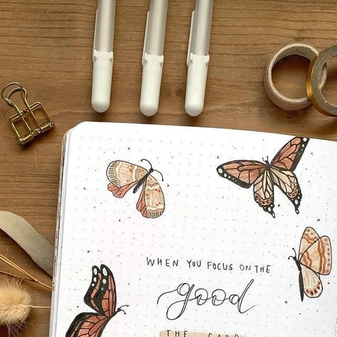 anna • bullet journal 🤍✨ on Instagram: "when you focus on the good, the good gets better ☀️ ahh i loved drawing all these different butterflies for this quote page :) i used several illustrations on pinterest as references but once you drew a bunch of butterflies it's really easy hehe! are you interested in a tutorial on those? 🫶🏼 i also really liked this quote!! it's not always easy but focusing on the little good things in your life can really help sometimes. :) i hope you all have a wonderful and sunny day ☀️ 🤍 Discount codes: ✨ ANNAJOURNALS10 at @archerandolive / @notebook_therapy / @your.bujo / @thewashitapeshop for 10% off* ✨ ANNAJOURNALS15 at @paperwrldshop for 15% off* ✨ ANNAJOURNALS15 at @moehrenkunstshop for 15% off *affiliate Werbung wegen Markennennung/Ad 🏷️ #bulletjourna Bunch Of Butterflies, Different Butterflies, Notebook Therapy, Quote Page, Loved Drawing, Focus On The Good, Butterfly Theme, Discount Codes, Sunny Day