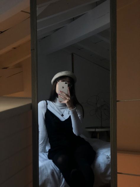 Beige beret outfit Barret Outfit Ideas, How To Style Beret Hat Outfit, Korean Hat Outfit, Barettes Hat Outfit, Korean Beret Outfit, Beige Beret Outfit, Brown Beret Outfit, Beret Hat Outfit Korean, Berets Outfit