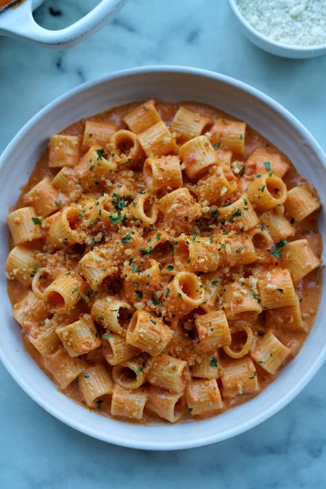 Cherry Tomato Mezze Maniche alla Vodka with Breadcrumbs Tomato Vodka Sauce, Alla Vodka, Dinner Pasta, Vodka Sauce, Pasta Gnocchi, Small Pasta, Red Chili Flakes, Pasta Sauce Recipes, Bulk Food