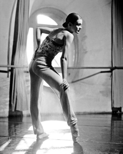 Aurelie Dupont, etoile of the Paris Opera Ballet Ballet Positions, Opera Ballet, Dance Forever, Paris Opera Ballet, Ballet Inspiration, Female Dancers, Ballerina Dancing, Fade Styles, Classical Ballet