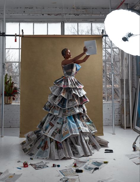 Newspaper Dress Fashion, Newspaper Dress Diy, News Paper Dress, Recycled Fashion Diy, Recycled Gown, Newspaper Dress, Recycled Dress, Creative Photoshoot, Paper Dress