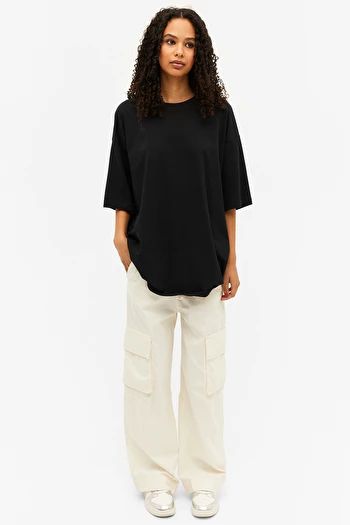 Black oversized tee - Black - Monki GB Oversized Black Tee Outfit, Black Oversized Tshirt Outfit, Black Tee Outfit, Black Oversized Shirt, Oversized Tee Outfit, Oversized Black T Shirt, Y2k Grunge Outfits, Oversize Tshirt Outfits, Outfit Oversize