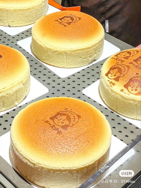 Japanese Dessert Aesthetic, Japanese Fluffy Cheesecake, Jiggly Japanese Cheesecake, Japanese Desert, Cheesecake Aesthetic, Jiggly Cheesecake, Comidas Aesthetic, Kawaii Foods, Japenese Food