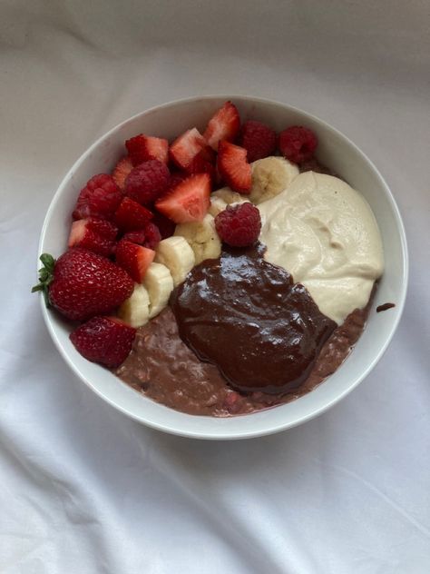 Yogurt Chocolate, Raspberry Oatmeal, Banana Yogurt, Oat Bowls, Oatmeal Toppings, Cup Plant, Chocolate Yogurt, Strawberry Oatmeal, Plant Milk