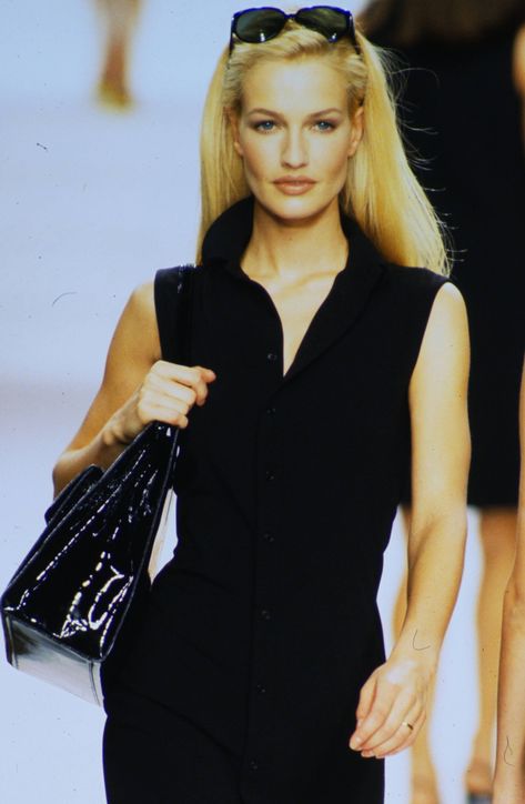 Karen Mulder Hair, Karen Mudler, Karen Mulder 90s, 90s Minimalism Fashion, Ralph Lauren Runway, Karen Mulder, Women Models, 90s Runway Fashion, 90s Model