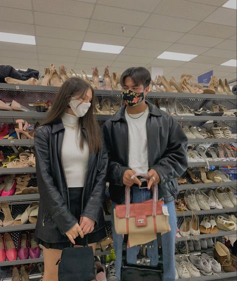 Concert Couple, Couple Aesthetic Outfits, Shopping Aesthetic, Concert Fit, Couple Fits, Vintage Couples, Matching Couple Outfits, Relationship Goals Pictures, Straight Outta