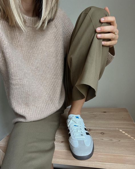 Quince (@onequince) • Instagram photos and videos Sweater Short Sleeve Outfit, Sweaters And Sneakers Outfit, Semi Cold Weather Outfits, Tan Sneakers Outfit, Fall Flats Outfit, Tan Sweater Outfit, Fall Clothing Essentials, Outfits Simple, Sneaker Outfits