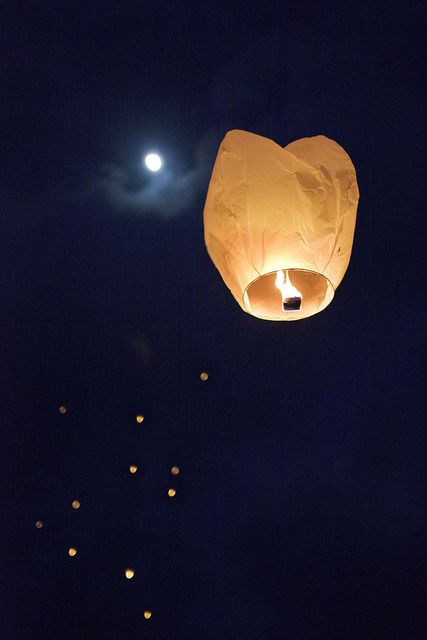 Flying Lanterns Aesthetic, သီတင်းကျွတ် Photo, Diy Sky Lanterns, Lantern Festival Aesthetic, Flying Lanterns, Lantern Aesthetic, Art Painting Diy, The Sky At Night, Lantern Night