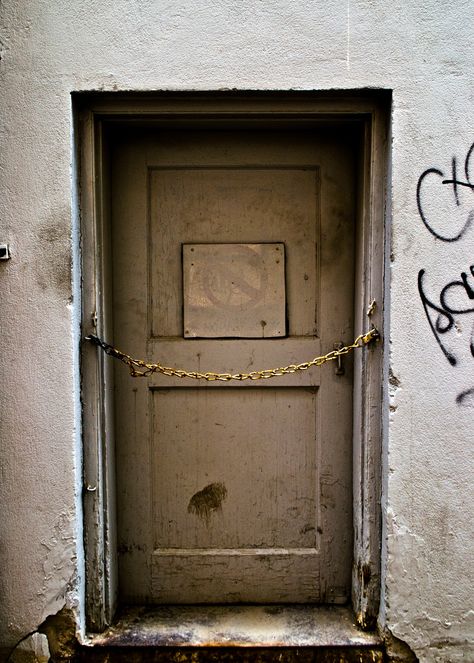 #door #creepy #chain #photography Halloweentown 2, Creepy Door, Chain Photography, Story Design, Ghost Story, Scenery Background, Journal Writing Prompts, Old Door, Ap Art