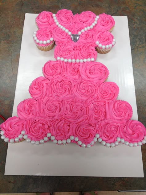 Princess Cupcake Cake, Princess Dress Cake, Princess Cupcake Dress, Bolo Rapunzel, Cupcakes Design, Baby Shower Cupcakes For Girls, Princess Cupcake, Pull Apart Cupcake Cake, Pull Apart Cake