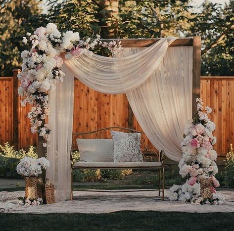 Simple Wedding Stage Decorations Outdoor, Reception Decorations Indian Simple, Outdoor Indian Engagement Decor, Home Wedding Backdrop, Engagement Decorations Indian Simple Outdoor, Indian Engagement Backdrop Ideas, Engagement Outdoor Decor, Engagement Set Up Ideas Indian, Simple Outdoor Engagement Decor