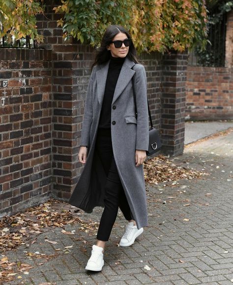 Winter Coat Outfits Casual, Grey Coat Outfit Winter, Julia Lundin, Grey Coat Outfit, Office Wear Women Work Outfits, Coat Outfit Casual, Winter Coat Outfits, Look Boho Chic, Nyc Outfits