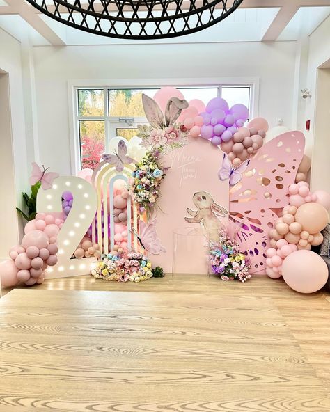 Birthday Theme Butterfly, Bunny Birthday Theme, Party Balloons Diy, Decor Balloons, Bunny Birthday, Butterfly Party, Backdrop Design, Balloon Diy, Theme Birthday