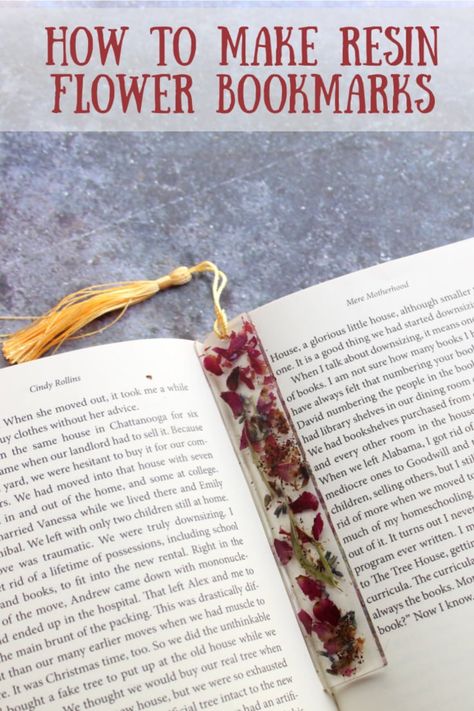 Dried Flower Petals In Resin, Pressed Flower Book Marks, How To Make Dried Flower Bookmarks, Pressed Flower Resin Bookmark, How To Make A Resin Bookmark, Dried Flowers In Resin Ideas, Epoxy Bookmark Diy, Dried Flower Crafts To Sell, Resin Flower Crafts