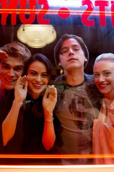 Cole Sprouse Shirtless, Riverdale Season 2, Riverdale Netflix, Riverdale Poster, Cole Sprouse Funny, Riverdale Characters, Aesthetic Header, Riverdale Aesthetic, Betty And Jughead