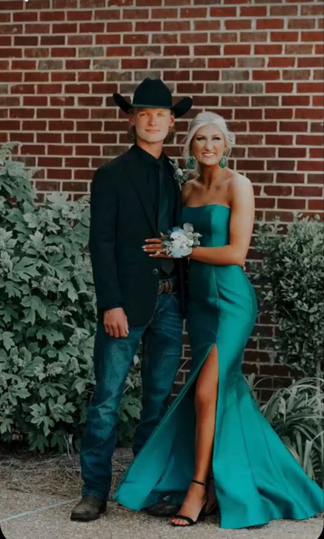 Prom Outfits For Couples, Prom Looks For Guys, Prom Photo Poses, Prom Couples Outfits, Prom Outfits For Guys, Country Prom, Couple Prom, Prom Pictures Couples, Cute Country Couples