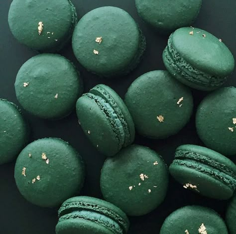 Green Macaroons Green Macaroons, Emerald Green Aesthetic, Emerald Quince, Emerald Green Quinceanera Theme, Green Quinceanera Theme, Emerald Green Quinceanera, Green Quinceanera, Dark Green Wedding, Green Desserts