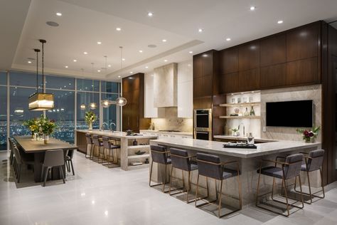 New York Penthouse Kitchen, Pent House Kitchen, Nyc Penthouse Kitchen, Penthouse Kitchen Luxury, Penthouse Kitchen, Penthouse Living Room, Gorgeous White Kitchen, Penthouse Luxury, Nyc Penthouse