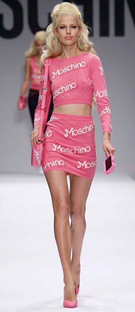 Moschino Barbie Moschino Barbie, Arty Fashion, Moschino Dress, Hollywood Film, Glamour Fashion, Womens Designer Fashion, Barbie Girl, Women Trends, Barbie Clothes