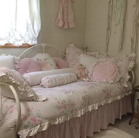 #dreamroom #dreamcore #roomdecoration #roomtour #roominspo #roomdecorbedroom Dream Bedroom Inspiration, Cute Rooms, Coquette Room, Girly Room, Cute Bedroom Decor, Cute Room Ideas, Pretty Room, Day Bed, Dreamy Room