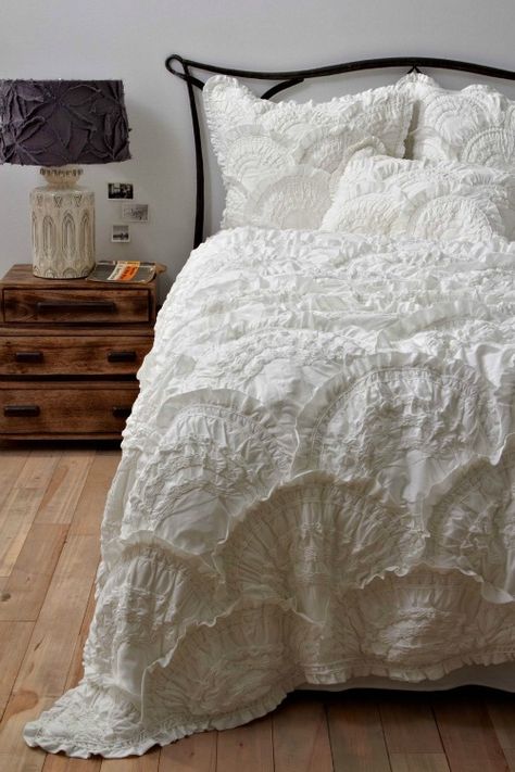 Idea Bilik Tidur, Reka Bentuk Bilik Tidur, Anthropologie Bedding, Design Ložnic, White Bedspreads, Hiasan Bilik Tidur, Inspire Me Home Decor, Bed Sets, Beautiful Bedding