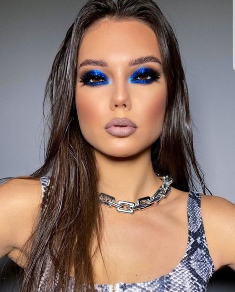 Blue Glitter Makeup, Bold Eye Makeup, Fun Makeup, Unique Makeup, Glam Makeup Look, Dance Jewelry, Eye Makeup Designs, Makijaż Smokey Eye, Colorful Eye Makeup