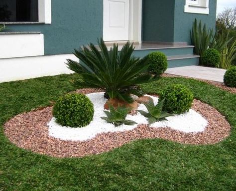 Como decorar o jardim com pedras. O jardim é a área exterior de uma casa, na qual os moradores podem passar algum tempo ao ar livre, se dedicar à jardinagem e decorar o espaço em redor da habitação. Existem vários estilos de jardim po... Garden Landscaping Design Ideas, Garden Decor Projects, Rock Garden Landscaping, Garden Landscape Design, Front Yard Garden, Front Yard Landscaping Design, Outdoor Landscaping, Green House, Small Gardens