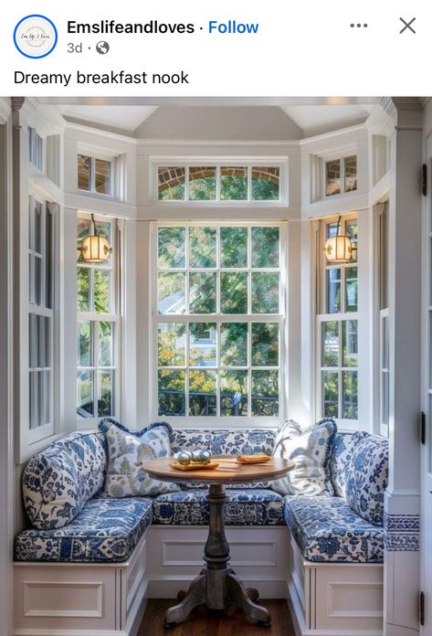 Cottage Breakfast, Space Breakfast, Window Seat Kitchen, Breakfast Nook Ideas, Breakfast Rooms, Bay Window Seat, Interior Minimal, Breakfast Nooks, Eating Area