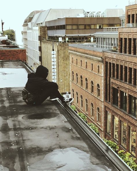 @therealblinochek on IG #rooftop #rooftopping #risky #hamburg #extreme #roofing Roof Tops Aesthetic, Sitting On Roof Aesthetic, Asymmetrical Building, Sitting On Rooftop, Rooftop Sitting, Sitting On Roof, Rooftop Pics, Alien Apocalypse, Building Rooftop