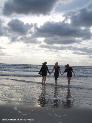 I hope my three daughters bond will forever be strong...beautiful photo.. Mother Daughter Poses, Sisters Photoshoot Poses, Sister Poses, Sister Pictures, Sisters Photoshoot, Love My Sister, Sister Photos, Sisters Forever, Brown Eyed Girls