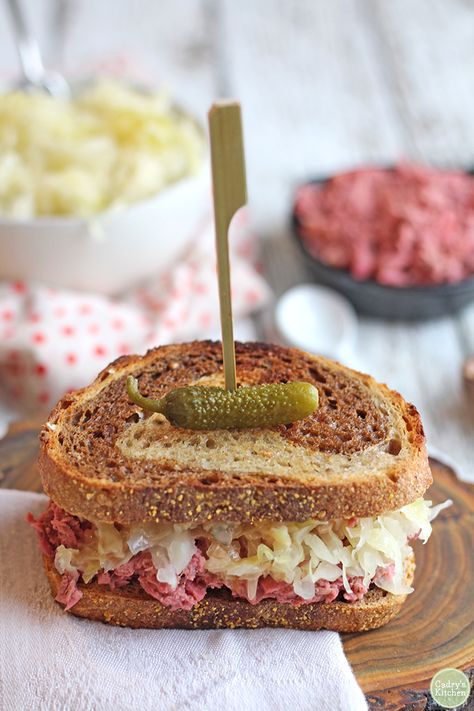 Vegan Reuben, Jackfruit Sandwich, Vegan Sandwich Recipes, Jackfruit Recipes, Thousand Island, Sandwich Bar, Reuben Sandwich, Thousand Island Dressing, Vegan Burgers