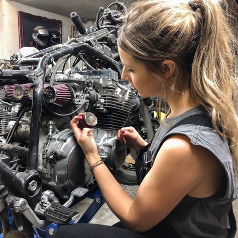 Mechanics Aesthetic, Woman Mechanic, Girl Mechanics, Motorcycle Mechanic, Motorcycle Repair, Motorcycle Shop, Future Jobs, Car Repair, Motorcycle Girl