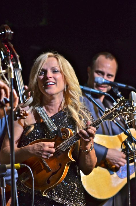 The Queen of Bluegrass Rhonda Vincent returns to Starlite Theatre in Branson as the special musical guest of Larry's Country Diner on September 23, 2014  www.starlitetheatre.com Rhonda Vincent, Real Country Music, Church Music, Women In Music, Country Music Singers, September 23, Career Goals, My Music, Country Music