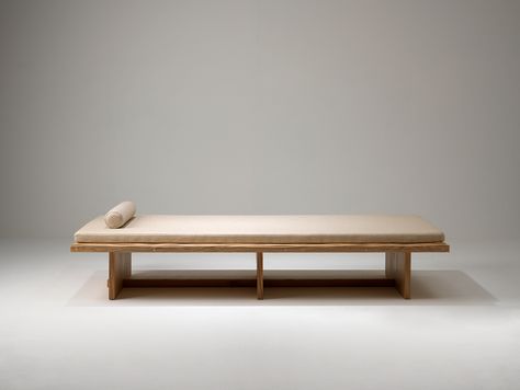 Japanese Daybed, Bedroom Japanese Style, Japanese Bed, Diy Daybed, Minimalist Bed, Wood Furniture Design, Japanese Furniture, Day Bed, Japanese Interior