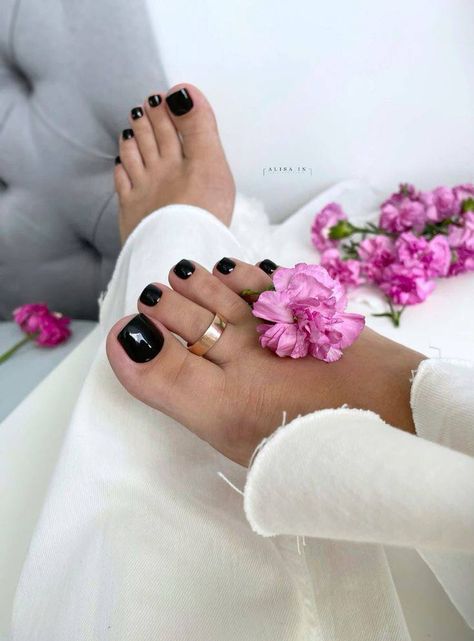 Nail Ideas, [13 лют, 2024, 1:25 AM] Gentle pedicure for you Ideas for pedicure and manicure for any mood Spring Toe Nail Designs, Spring Toe Nails, Pedicure Pictures, Blue Pedicure, Pedicure And Manicure, Pink Pedicure, Sky Blue Nails, Nail Lab, Pedicure Ideas