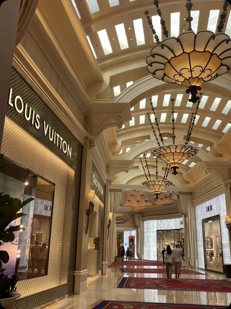 Malls Aesthetics, Luxury Mall Aesthetic, Louis Vuitton Store Interior, Luxury Mall Interior, Luxury Stores Asetic, Louis Vuitton Paris Store, New York Living Room, Aesthetic Mall, Luxury Mall