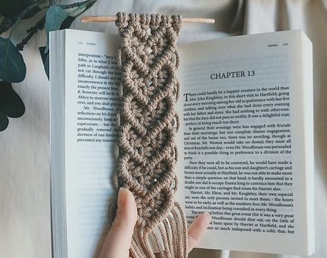 Easy Macrame Bookmark, Macrame Bookmark Tutorial, Macrame Bookmark Diy, Macrame Bookmark, Heart Bookmark, Macrame Patterns Tutorials, Macrame Decor, Macrame Tutorial, Macrame Art